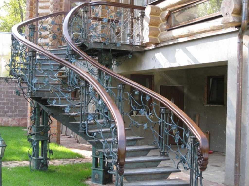 Технология установки перил для лестниц в частном доме: выбор модели