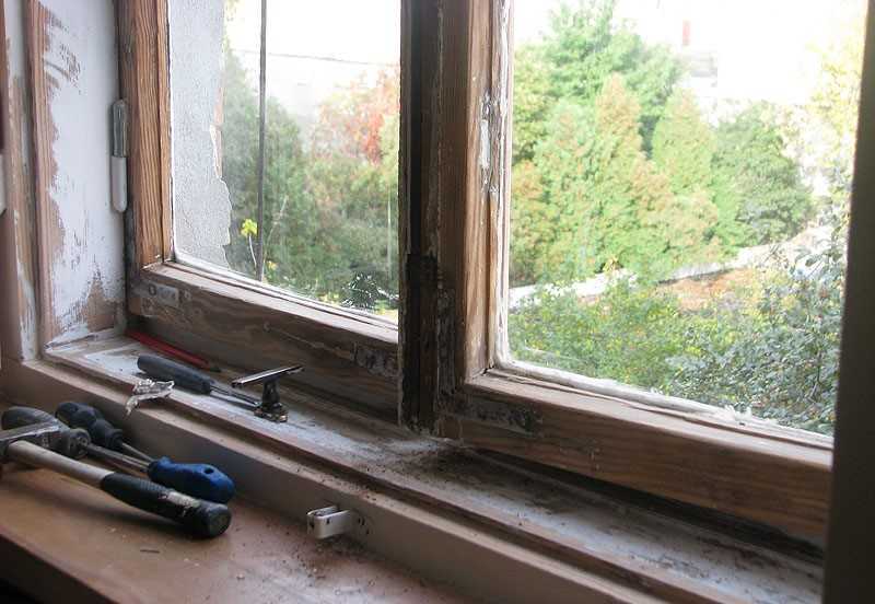 Старые деревянные окна в доме: менять или можно отремонтировать?